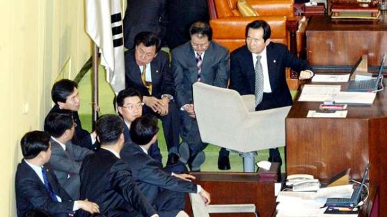 [사진] 단상 점거한 의원들