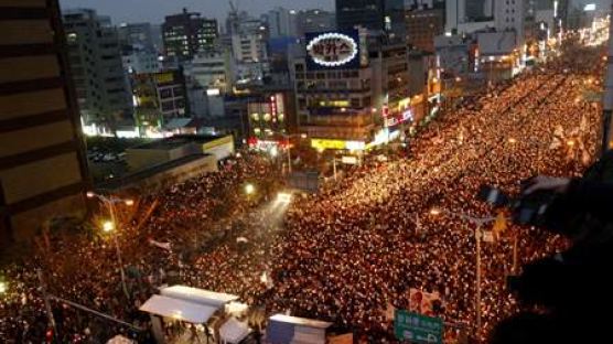 촛불 시위대 "탄핵 무효, 국회 해산" 합창