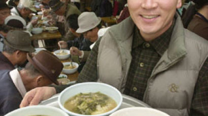 [2004 희망 이야기] 노인 점심 챙기는 '국밥 시인'