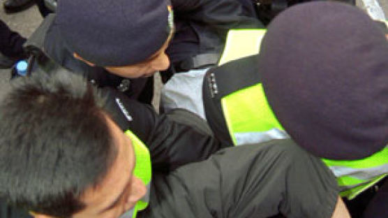 홍콩 反中 시위… 행정수반 직선제 등 요구