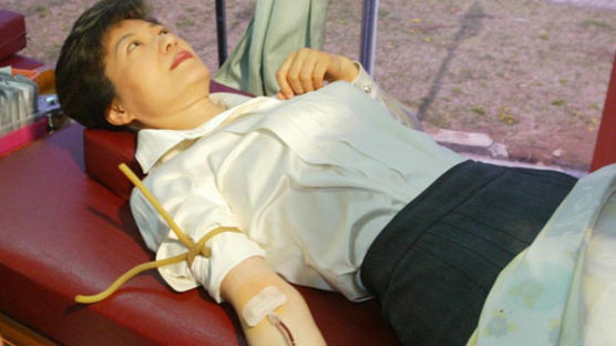 [사진] 헌혈하는 박근혜 대표