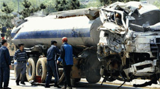 서해 고속도 탱크로리 전복…차량 22대 추돌·2명 사망