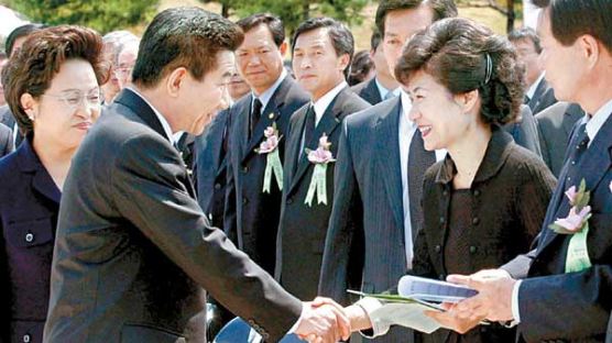 [사진] 5.18묘역에서 만난 盧대통령과 朴대표