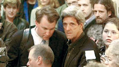 미국 대통령 자리에 도전한 민주당의 존 케리 상원의원을 그림자처럼 보좌하는 수행비서 마빈