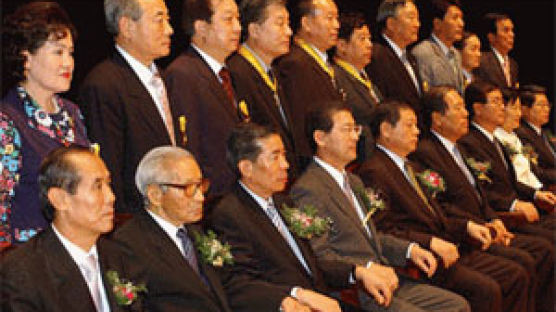[2004 범죄예방 한마음대회] 훈장·봉사상 영광의 얼굴들