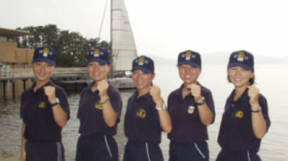 요트로 대한해협 건너는 해군사관학교 여생도들