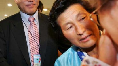 [사진] 문재인 수석 북한 이모 만나
