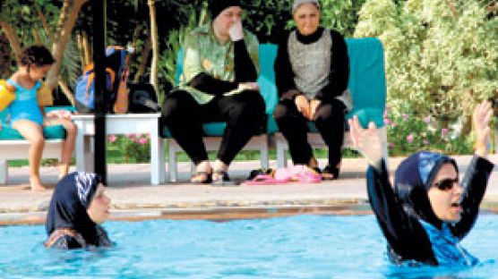 [세계의 바캉스] 8. 이집트 여성의 물놀이