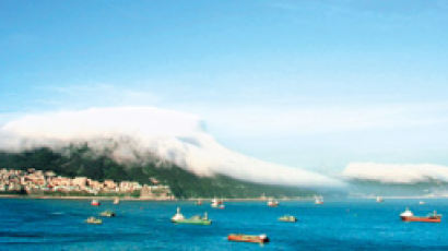 [사진] 구름 고깔 쓴 부산 봉래산