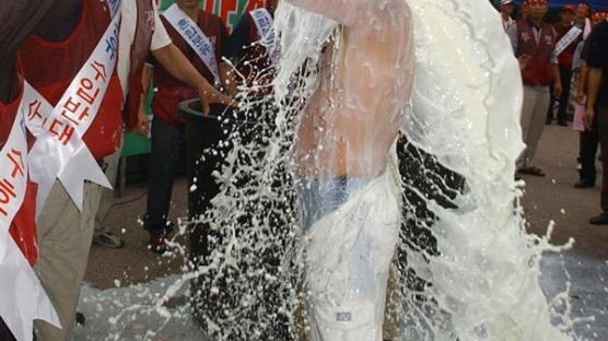 [사진] 낙농인의 '우유 샤워' 시위
