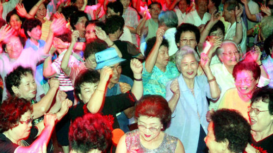 [사진] 노인들의 흥겨운 댄스 파티