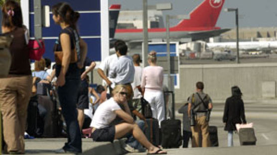 LA공항 3시간여 폐쇄… 일본인 승객 손전등 배터리 폭발로