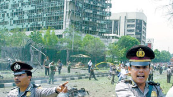 인도네시아 호주대사관 앞서 차량폭탄 테러 8명 사망
