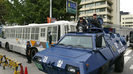 [사진] 테러 비상 미 대사관 앞 장갑차 배치