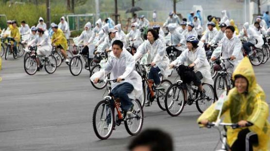 [사진] "자전거를 탑시다"