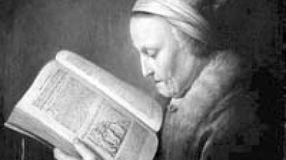 [그림 속의 책] 렘브란트의 '교회 독서집을 읽는 늙은 여인'