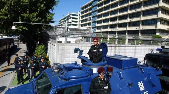 [사진] 미국 대사관 앞에 장갑차 등장