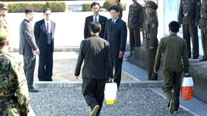 [사진] 북한 선원들 판문점 통해 귀환