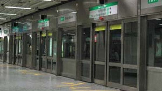 서울 지하철 '스크린 도어' 만든다