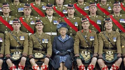 [사진] 여왕과 병사들
