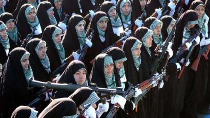 [사진] 이란 히잡 여성 10만명 군사 행진