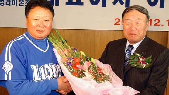 [사진] 취임 축하받는 김응룡 사장