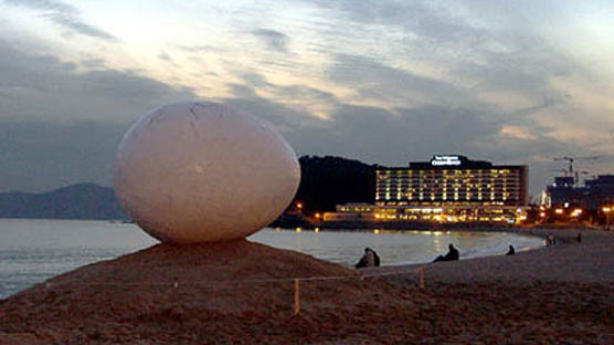 [사진] 해운대에 설치된 해맞이 조형물'탄생2005'