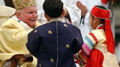 [사진] 한복 입은 한국어린이 축복하는 교황