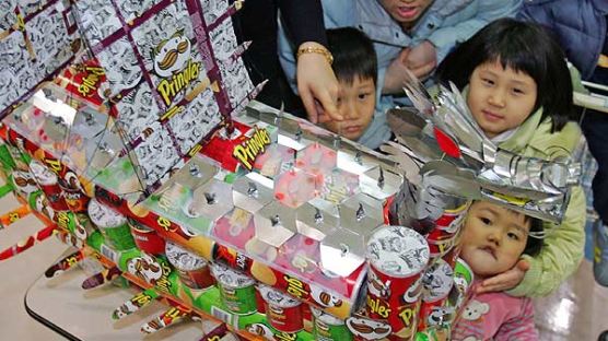 [사진] 감자칩 빈 캔 활용 조형물 전시회