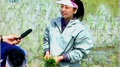 [사진] 농촌 지원하는 북한 여대생