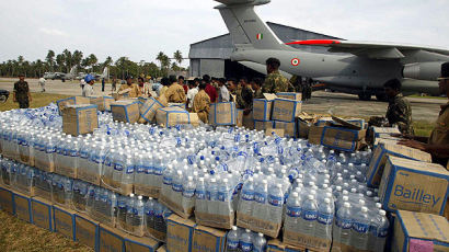 [사진] 구호품 내리는 인도 군인