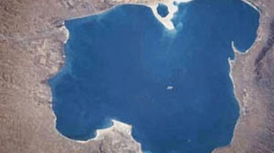 중국 '소금 호수' 곳곳 바닥 드러나