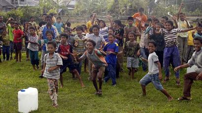 [사진] 구호품 받으려는 인도네시아 어린이들
