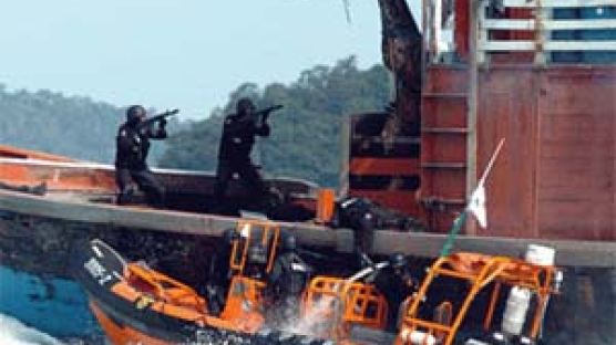 [출동! 해경] 불법조업 중국선장 '육탄 검거'