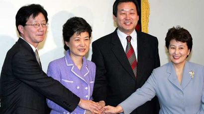 [사진] 신임 당직자와 손잡은 박근혜대표