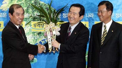 [사진] 노대통령, 정 원내대표에 축하난 전달
