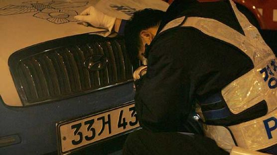 [사진] 뺑소니 사고 순직 동료에 오열하는 경찰관