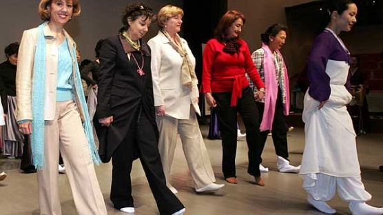 [사진] 9개국 주한 대사 부인들 한국 전통춤사위에 흠뻑