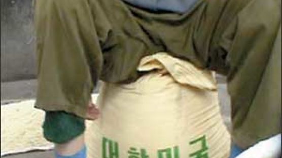 '대한민국' 인쇄된 쌀·비료 부대 깨진 유리창에 붙여
