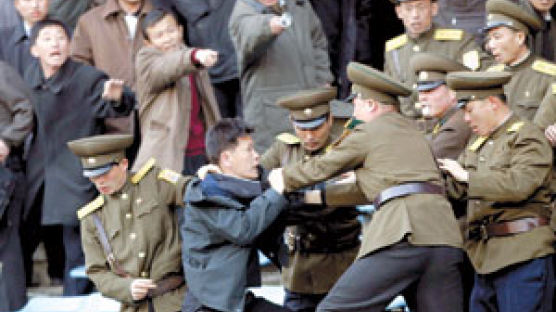 못 말릴 북한 관중 … 일본, 평양경기 변경 거론