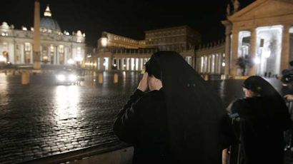[사진] 교황 회복위해 기도하는 두 수녀