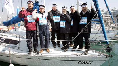 [사진] 황영조 독도수호 뱃길 마라톤 출발