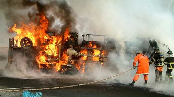 [사진] 경부고속도로 탱크로리 전복 화재
