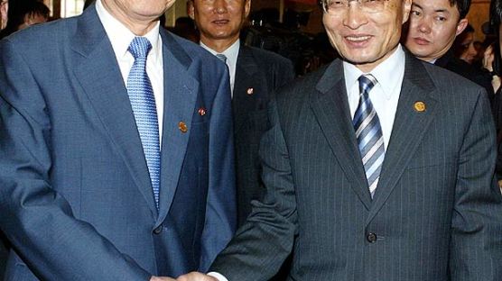 [사진] 이 총리, 북 김영남 만나