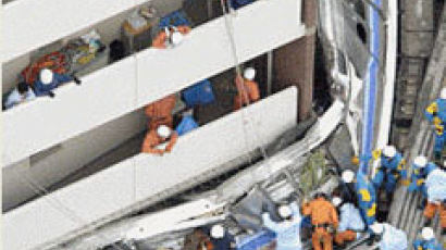 일본 탈선 열차 아파트와 충돌… 40여년 만에 최악의 사고