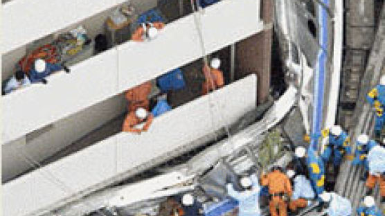 일본 탈선 열차 아파트와 충돌… 40여년 만에 최악의 사고