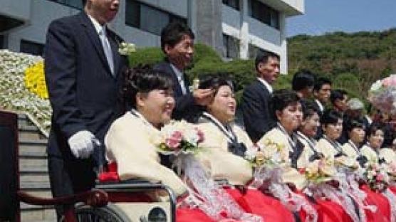 경기도 장애인 30쌍 뒤늦은 합동결혼식 … "신혼같은 기분"
