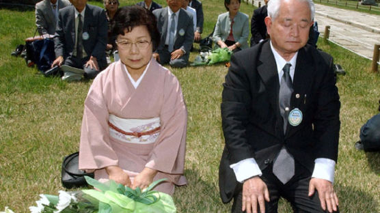 [사진] 명성황후 앞에 무릎 꿇은 일본인들