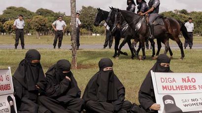 [사진] 부르카 입고 시위하는 아랍여성