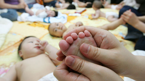 [사진] 건강한 아기를 위한 마사지 비법 공개